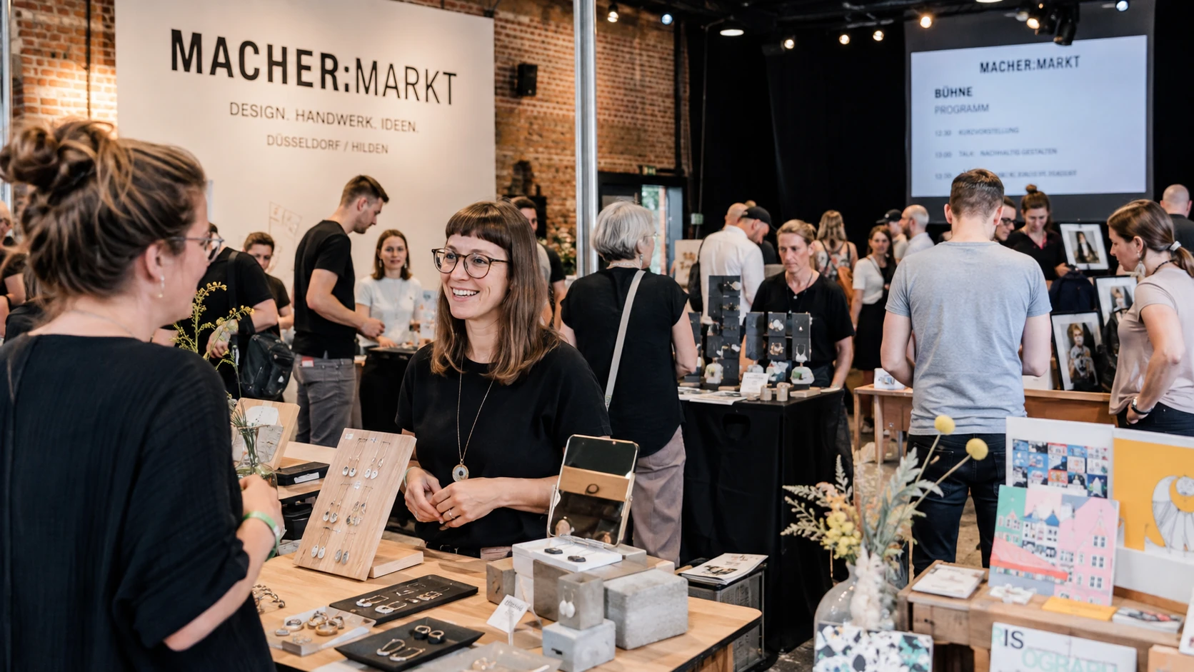 Moderner öffentlicher MACHER:MARKT mit Projekten aus Handwerk, Design, Digital und Musik